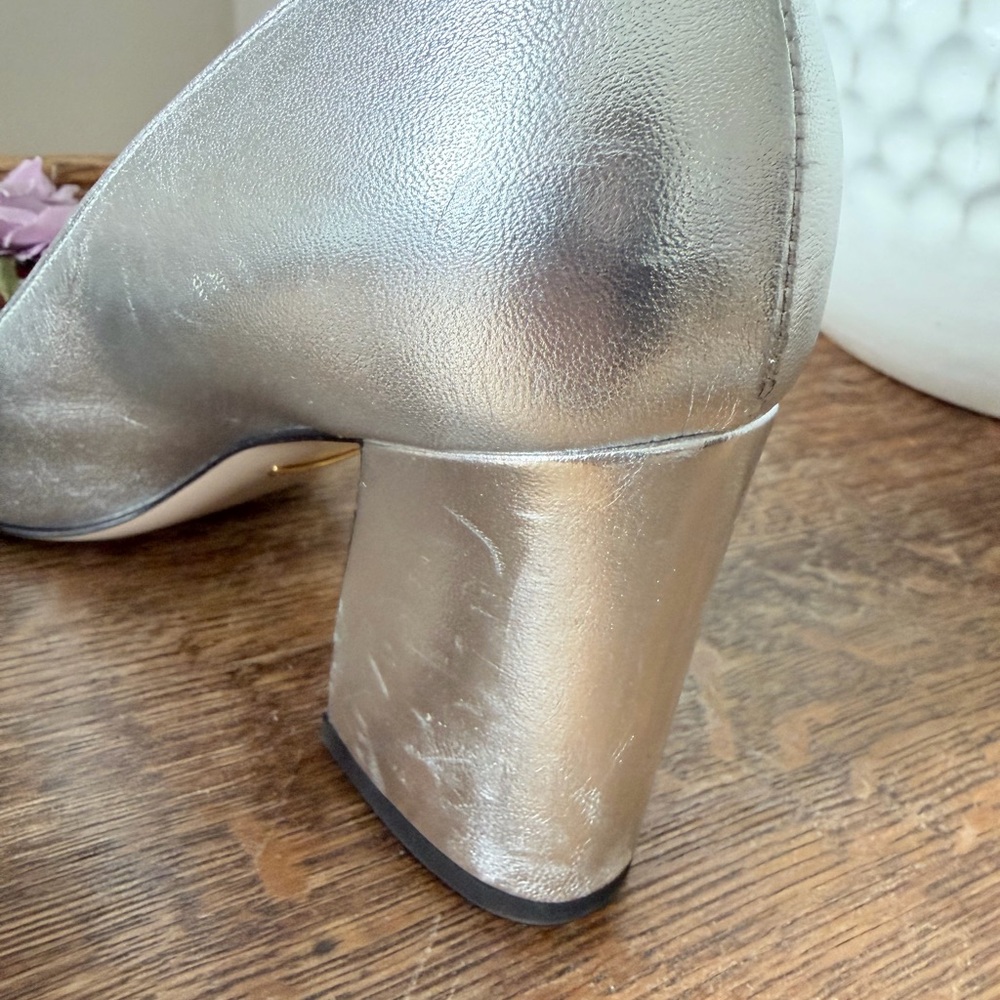 Gucci Silver Leather Pumps with Green-Red Ribbon and Lilac Flower - Picture 5 of 8